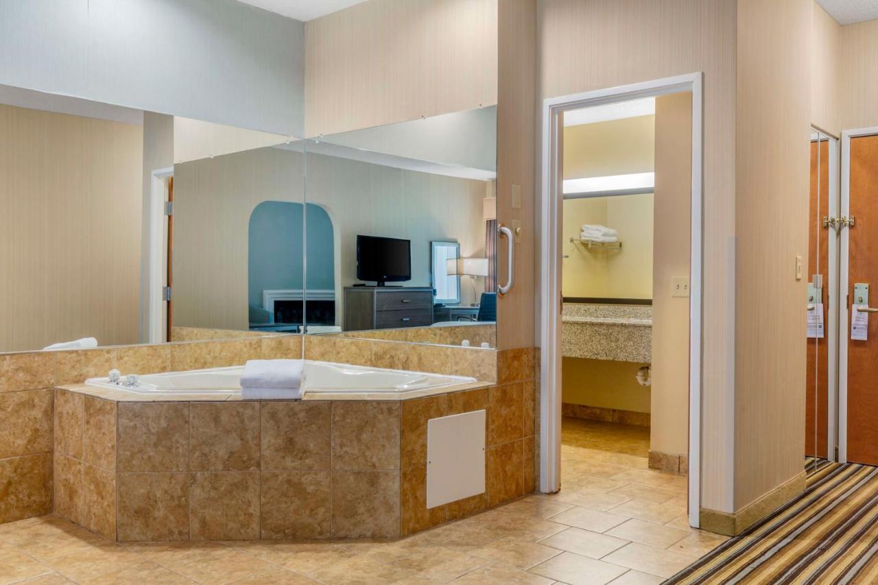 Best Western Plus New England Inn & Suites Berlin Ngoại thất bức ảnh